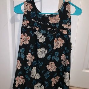Sleeveless blouse with flowers